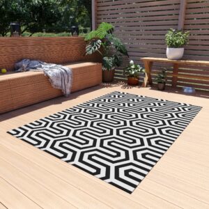 Black and White Maze Pattern Outdoor Rug